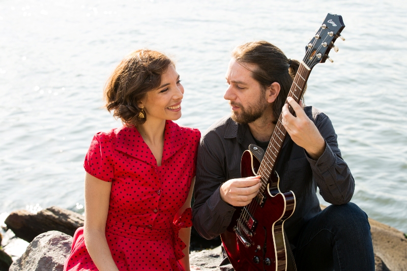 Η τραγουδίστρια Tamuz Nissim και ο κιθαρίστας Γιώργος Νάζος στο Jazzét Café 